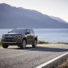 Ngoại thất của Ford Everest Platinum có nhiều chỉnh sửa,lưới tản nhiệt sở hữu thiết kế mới mạ chrome cao cấp cùng dòng chữ Platinum chính giữa nắp ca-pô, bánh mâm hợp kim 20 inch cỡ lớn, đuôi xe duy trì như trước với cụm đèn hậu bắt mắt.